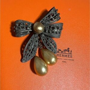 Vintage Art Nouveau‎ Style Textured Bow & Dangling Pearls Brooch Pin Large